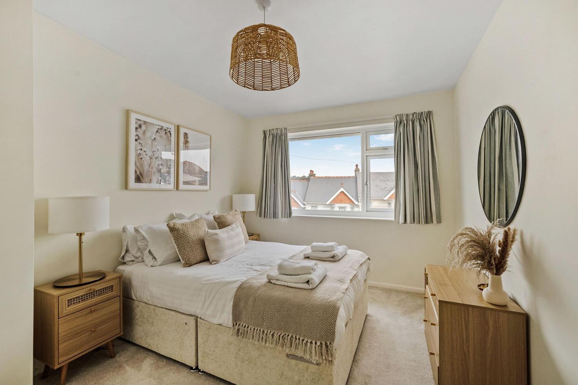 Modern Homely 3 Bed In W Parking