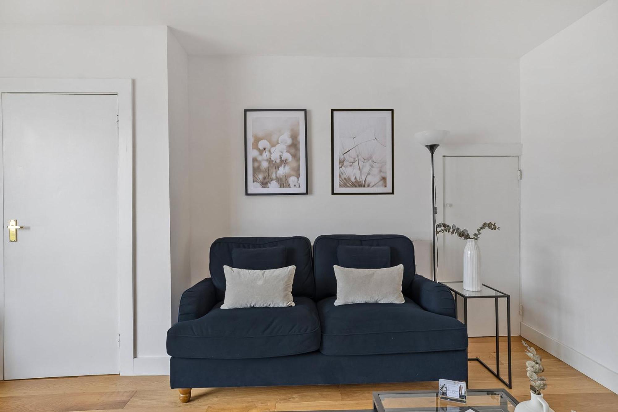 Modern Homely 3 Bed In W Parking