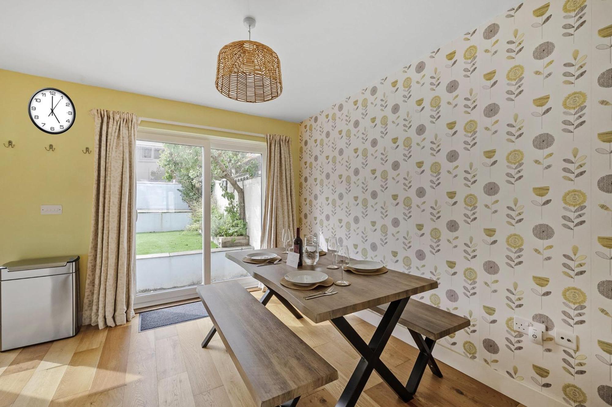 Modern Homely 3 Bed In W Parking Holiday home