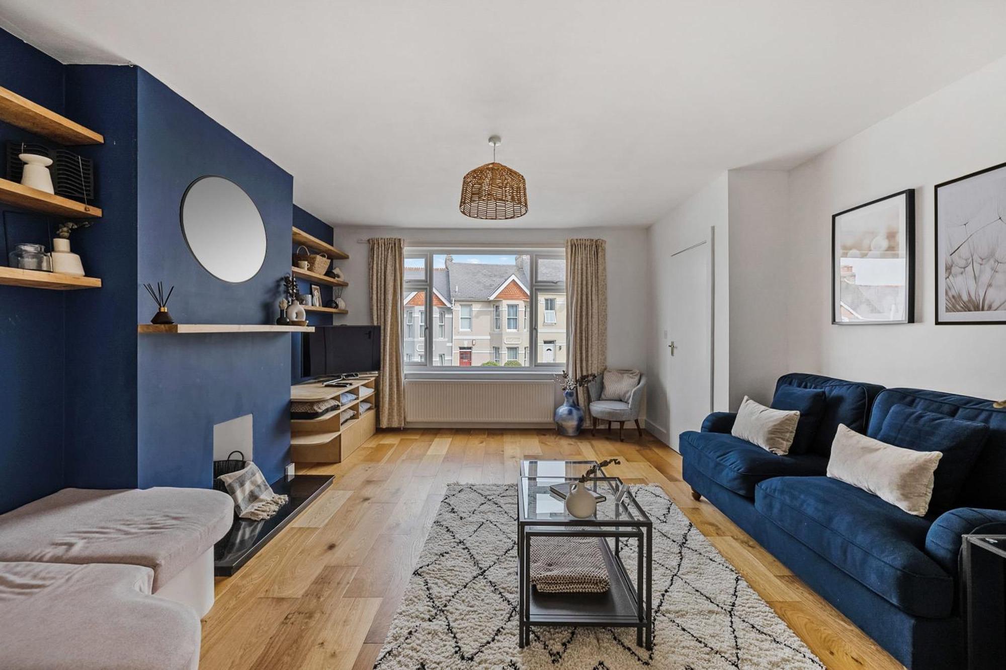 Modern Homely 3 Bed In W Parking *