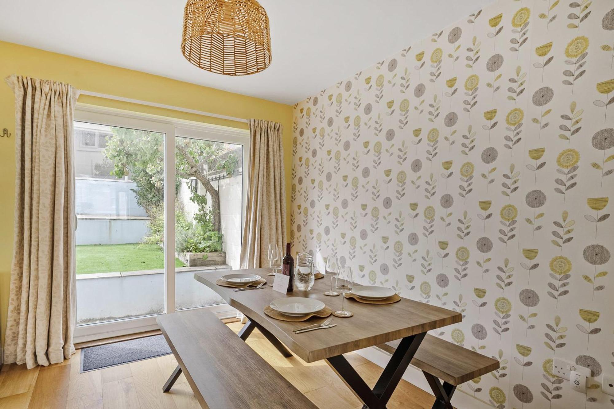 Modern Homely 3 Bed In W Parking Holiday home Plymouth